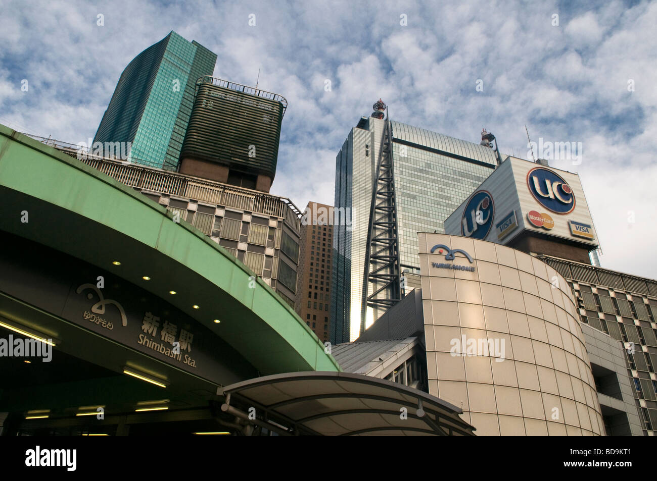 Eintritt zur Shimbashi Station im Shimbashi Distrikt Tokyo Japan Stockfoto