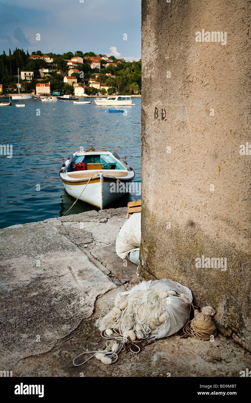 Angelboot/Fischerboot vertäut am Kai, Insel Koloceps, Kroatien Stockfoto