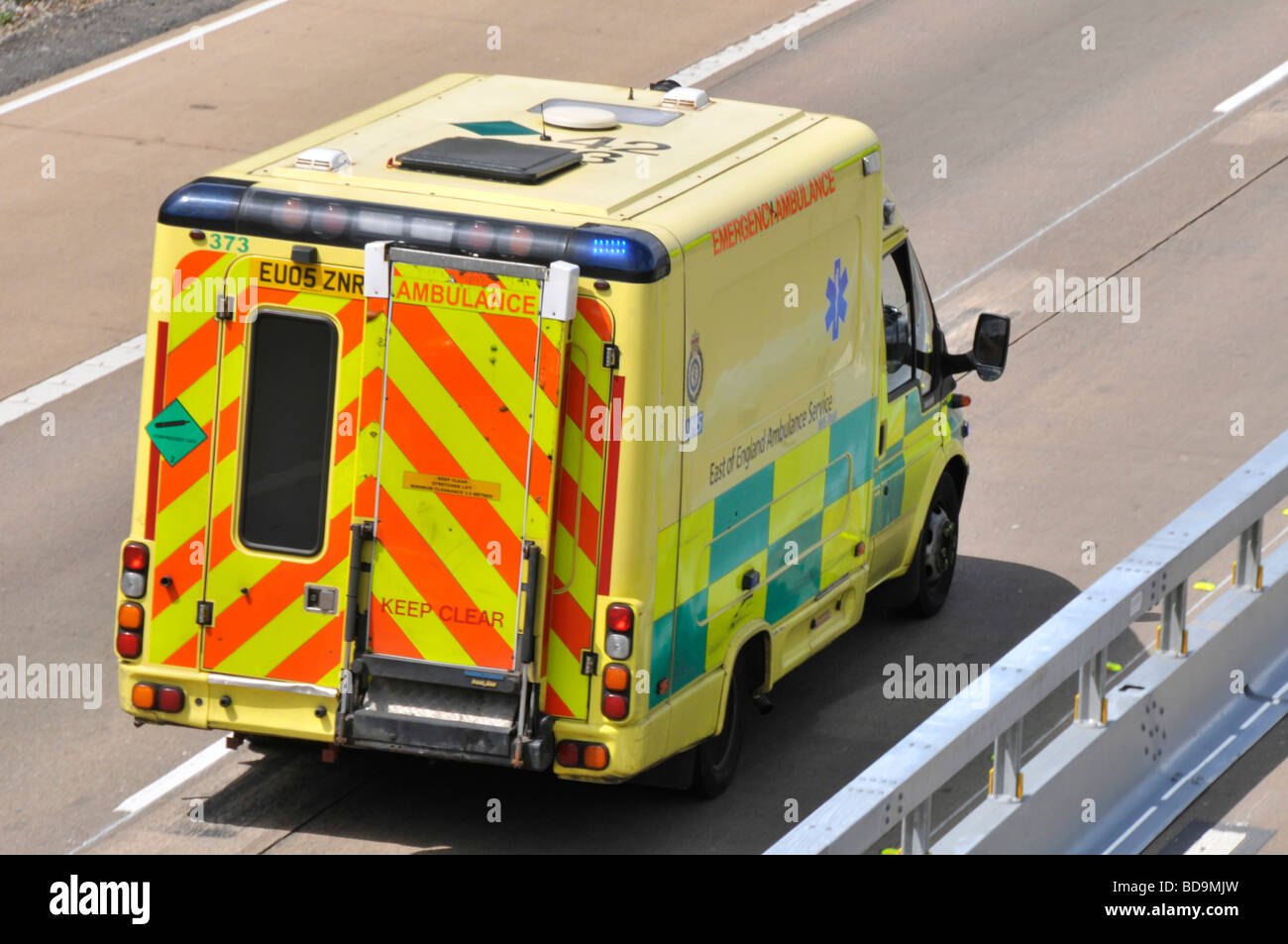 Östlich von England Krankenwagen mit Geschwindigkeit auf Notruf M25 Autobahn Stockfoto