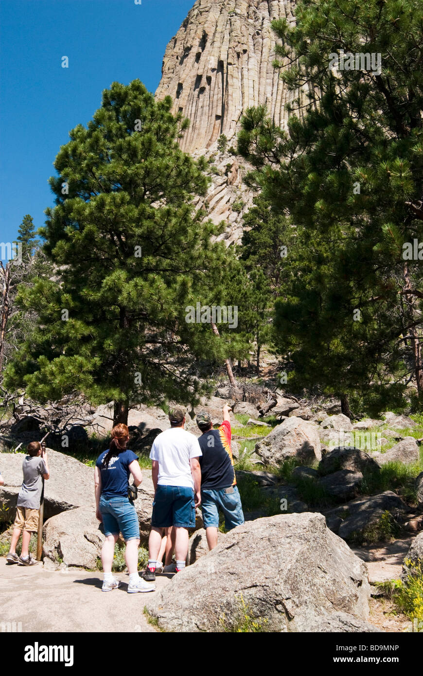 Touristen auf der Suche oben am Devils Tower National Monument in Wyoming Stockfoto