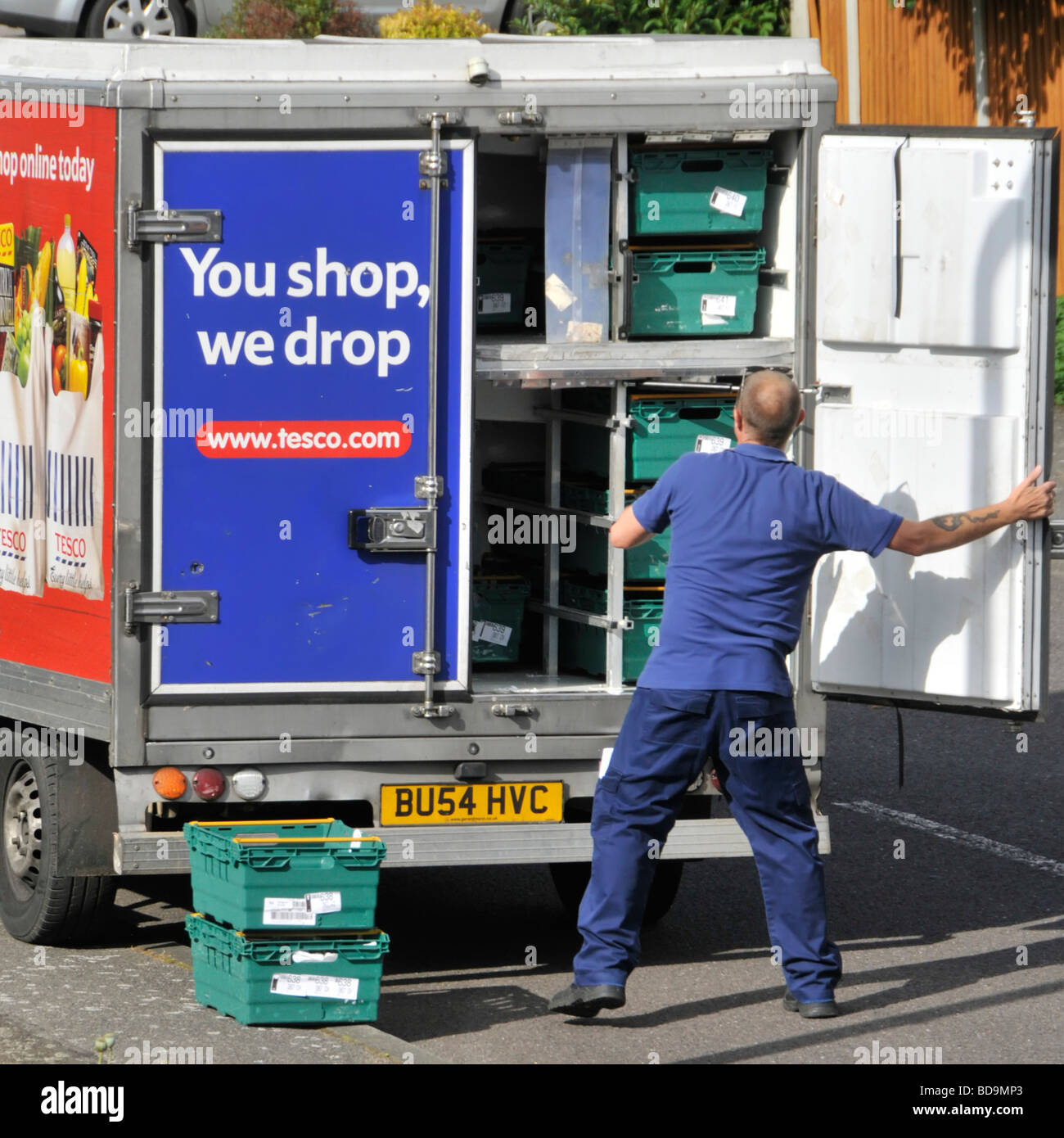Tesco Supermarkt Rückansicht Fahrertür des Lieferwagens für Zugriff auf Online-Lebensmitteleinkäufe Lieferung in Kisten an Kunden nach Hause England UK Stockfoto
