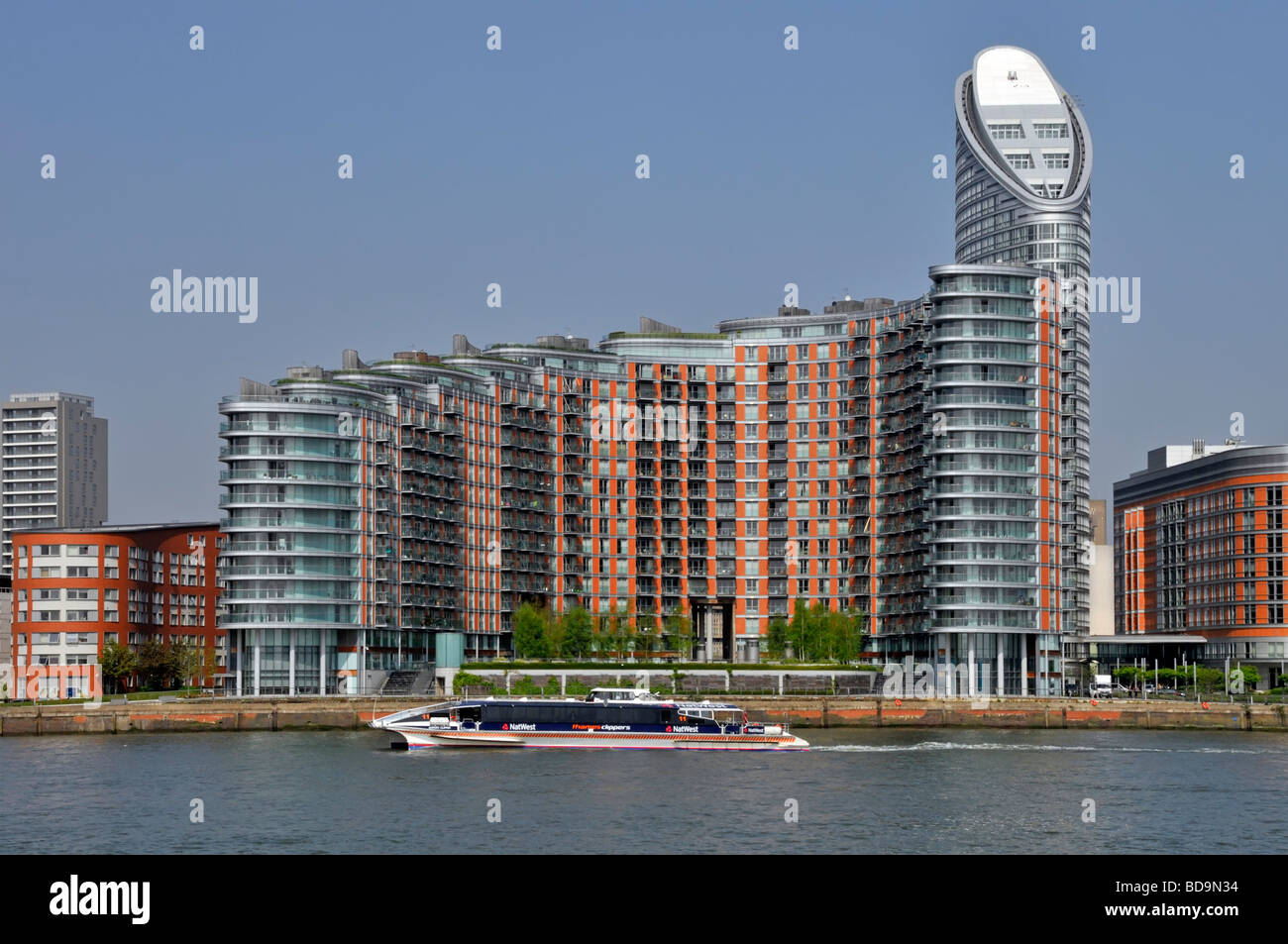 Themse bei Blackwall und waterside Neubauwohnungen mit Thames Clipper high-Speed-Wassertaxi vorbei Stockfoto