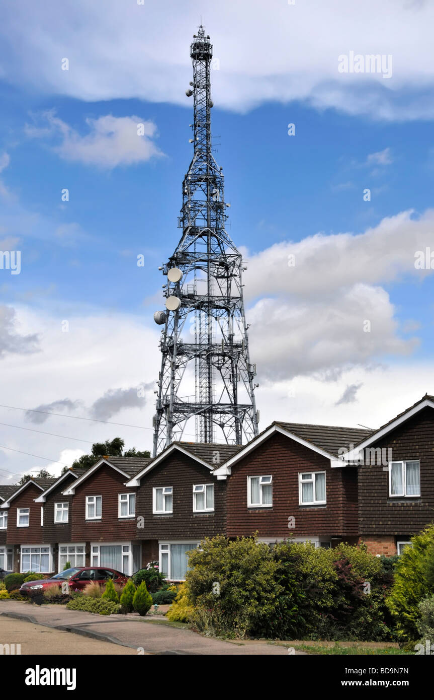 Telekommunikation-Mast erhebt sich über Häuserzeile Stockfoto