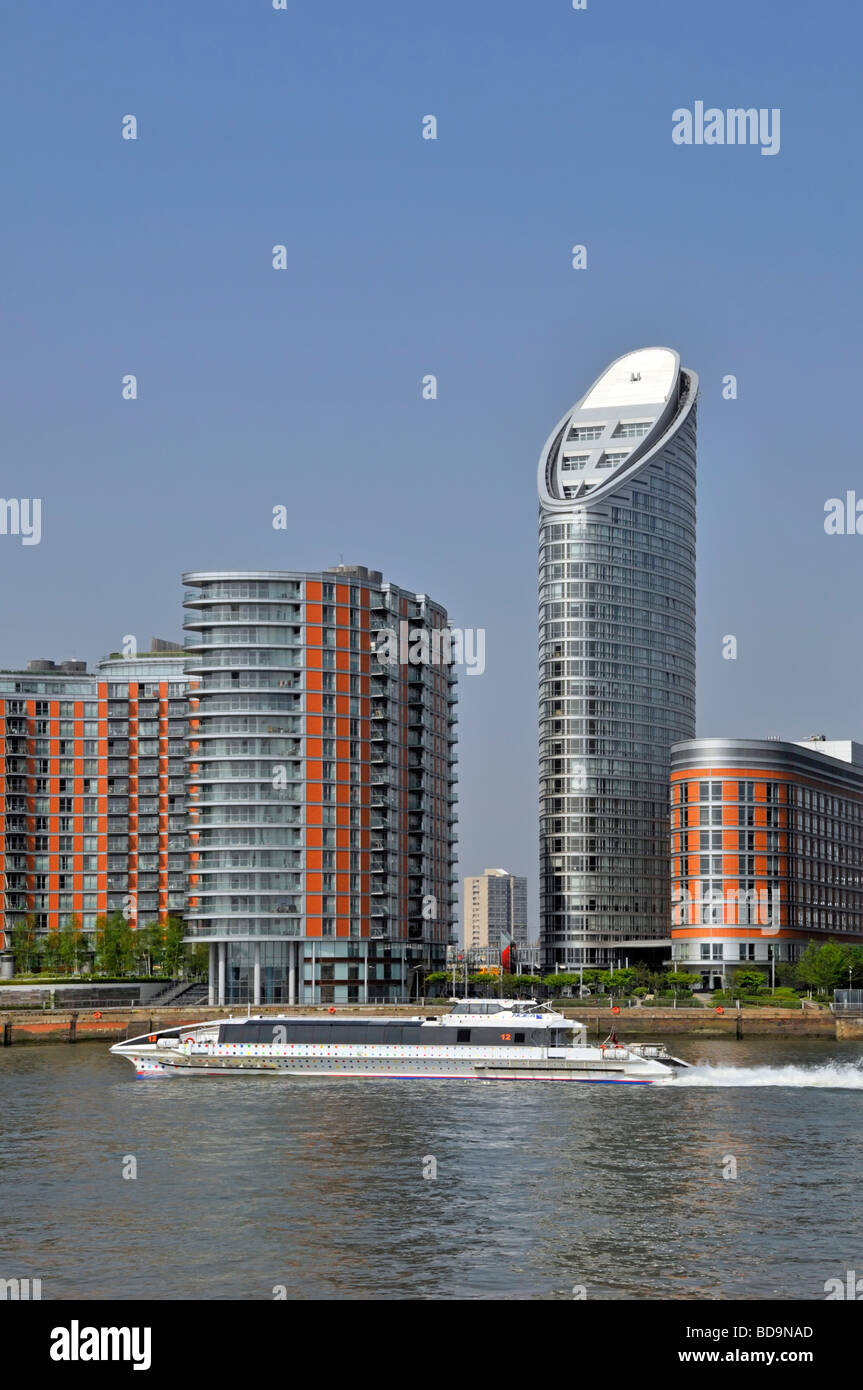 Themse bei Blackwall und waterside Neubauwohnungen mit Thames Clipper high-Speed-Wassertaxi vorbei Stockfoto