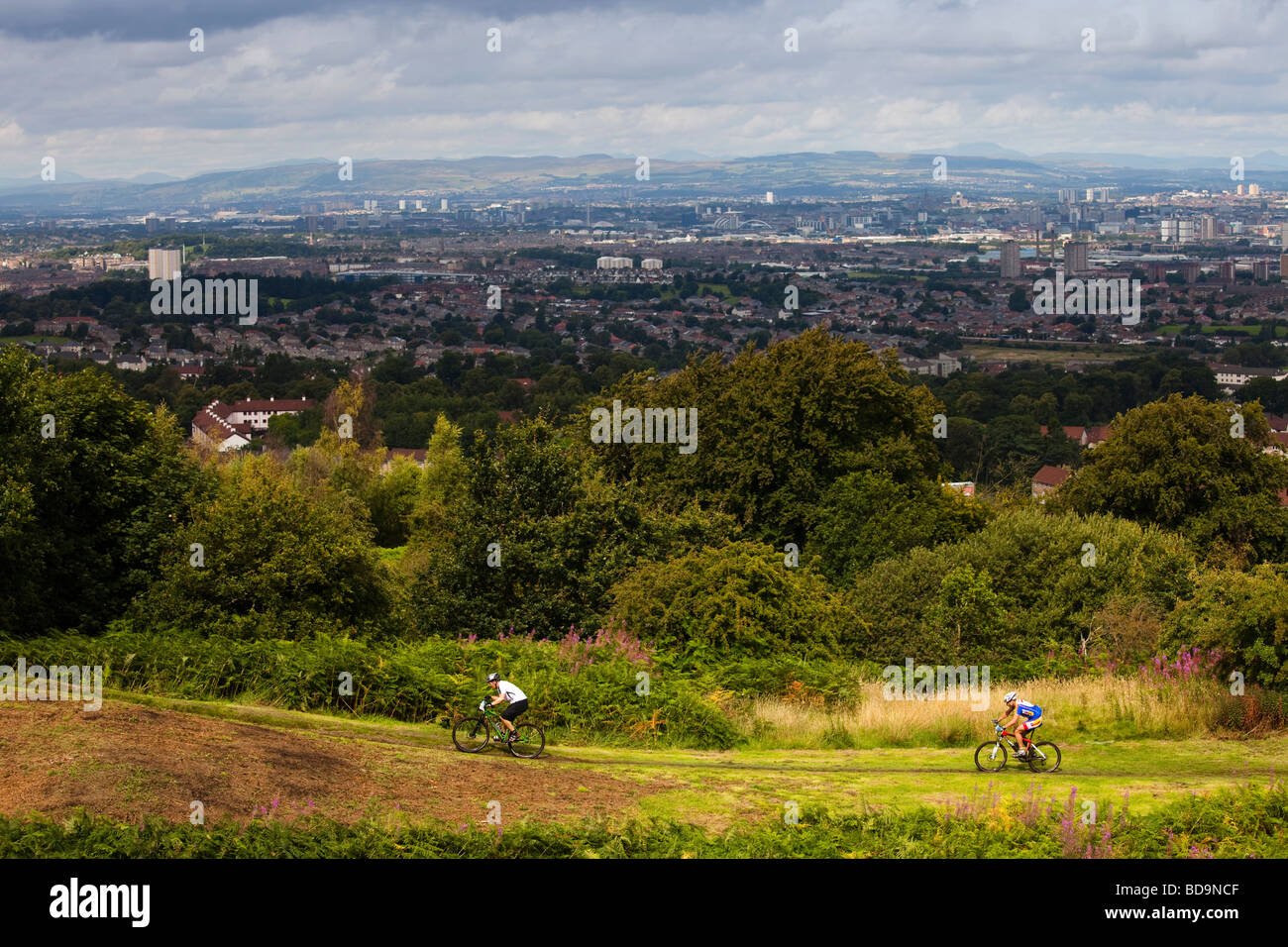 Mountain-Bike-Fahrer Rennen auf einem Langlauf-Event statt auf catkin Braes Glasgow, Schottland, Großbritannien, UK Stockfoto