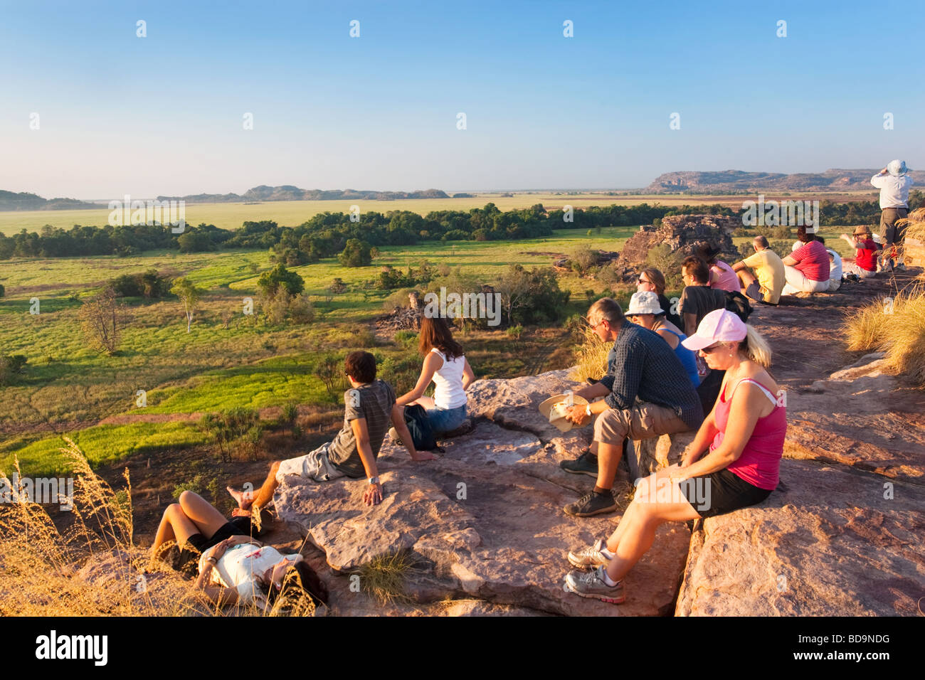 Touristen warten auf den Sonnenuntergang von der Spitze des Ubirr Rock im Kakadu National Park Stockfoto