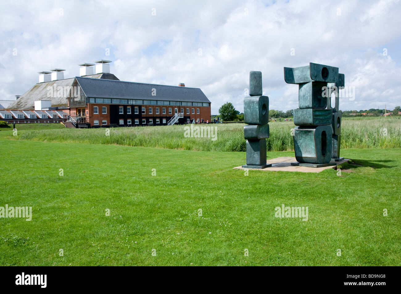 Die Maltings, Musik Konzertsaal, Snape, Suffolk.  Im Vordergrund steht eine Bronzeskulptur von Barbara Hepworth. Stockfoto