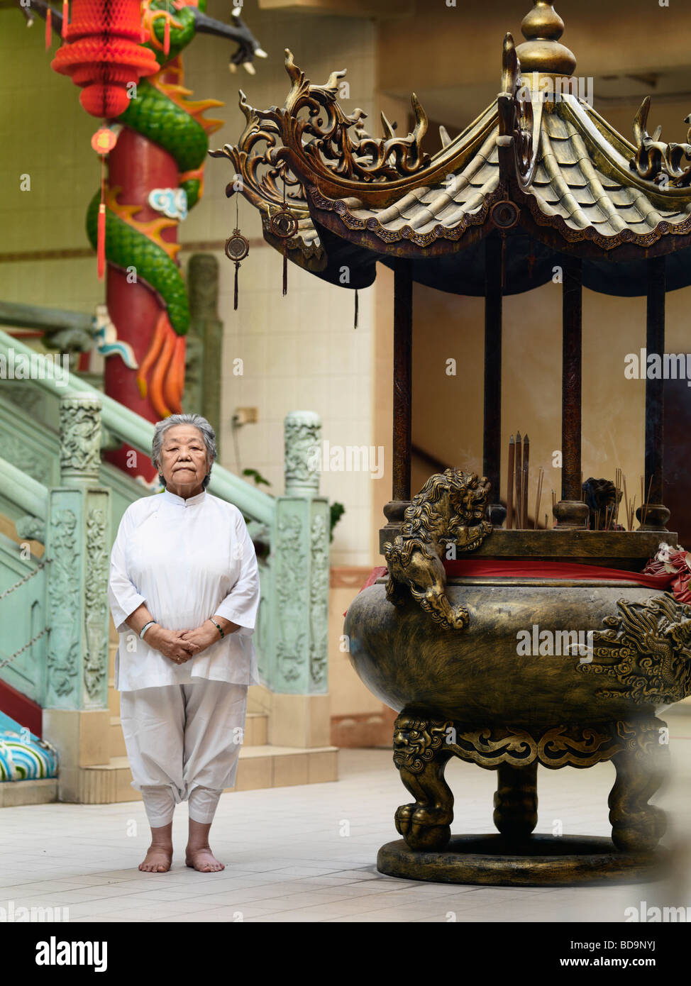 Die daoistische Priesterin im Sam Siang Keng Tempel in Johor Bahru, Johor, Malaysia. Stockfoto