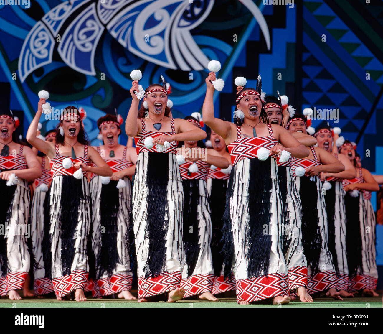 Rotorua Maori Arts Festival Maori-Frauen auf der Bühne singen Stockfoto