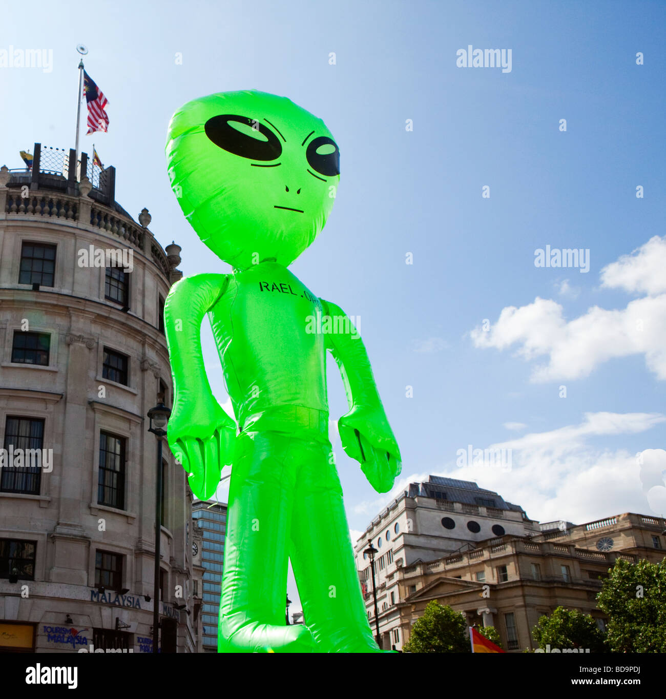 Grün aufblasbares Alien in der Gay-Pride-März-London-UK Stockfoto