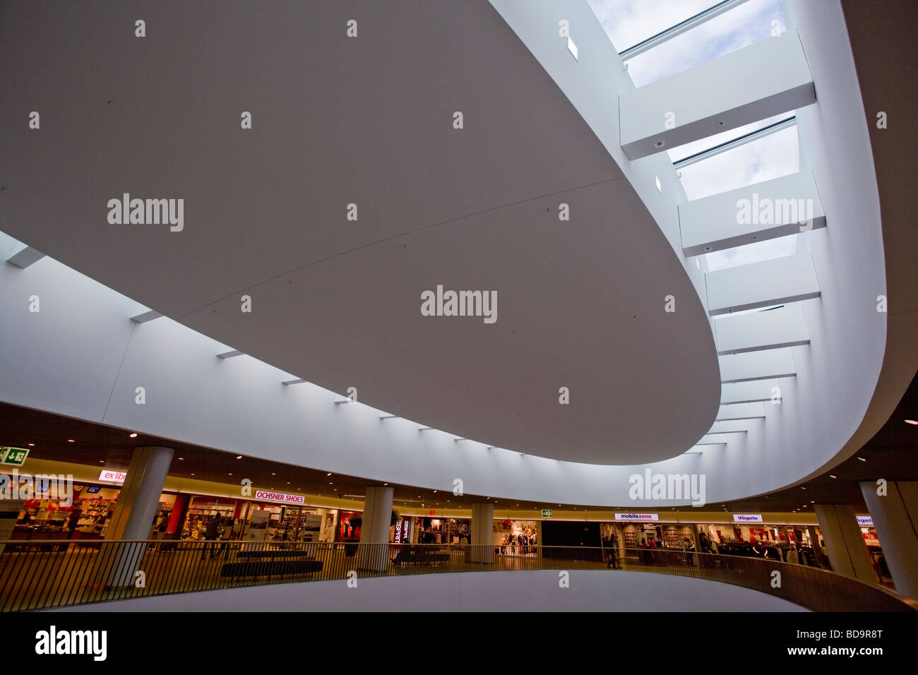 Kurvige Design der moderne Shopping Center Schweiz Stockfoto