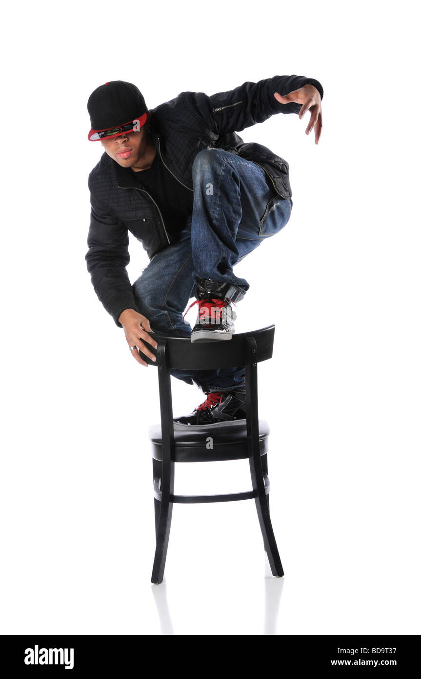 Afrikanische amerikanische Hip-Hop-Tänzer auf Stuhl Stockfoto