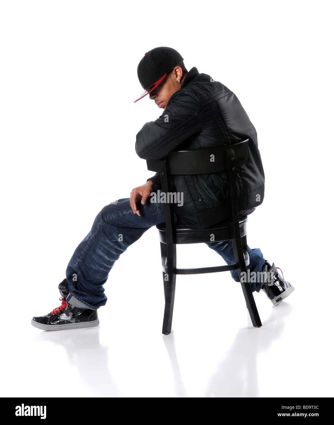 Afrikanische amerikanische Hip-Hop-Mann auf Stuhl sitzend Stockfoto