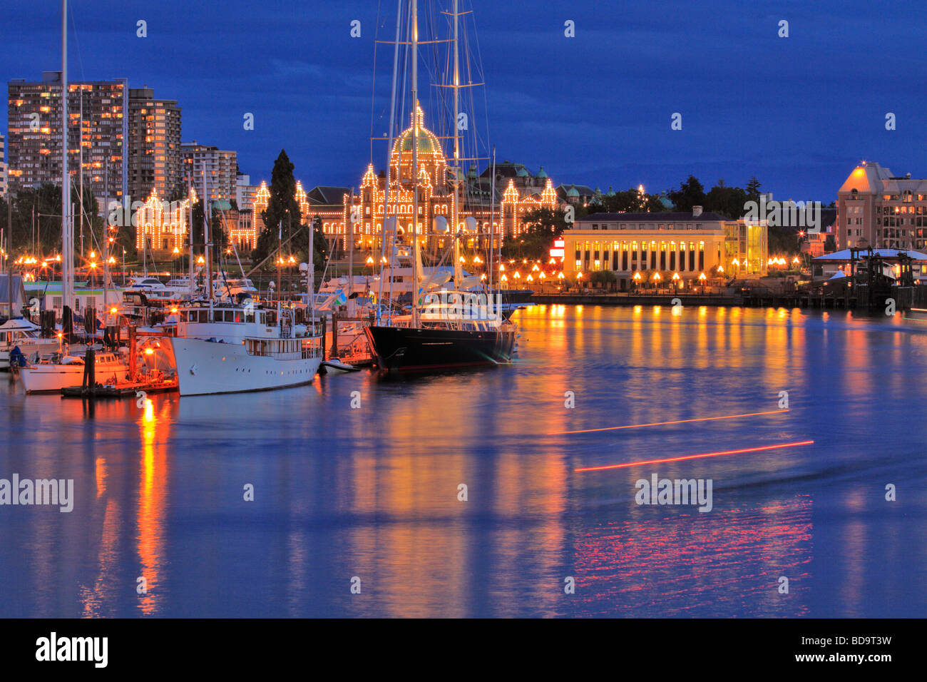 Gesetzgebenden Gebäude und Inner Harbour in der Abenddämmerung Victoria British Columbia Kanada Stockfoto