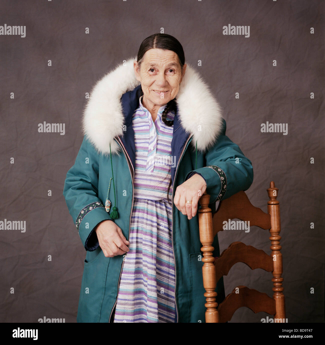 Farbe Studioportrait von Inuit-Frau trägt einen traditionellen Parka in einem Fotostudio in Iqaluit Nunavut, Kanada Stockfoto