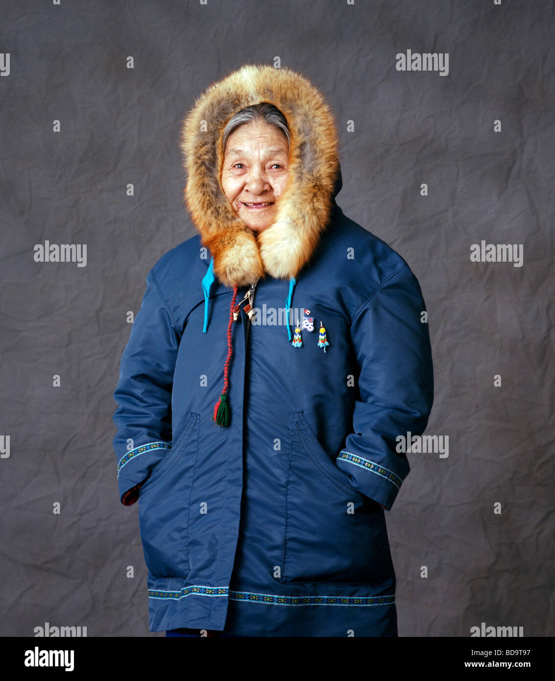 Farbe Studioportrait von Inuit-Frau trägt einen traditionellen Parka in einem Fotostudio in Iqaluit Nunavut, Kanada Stockfoto