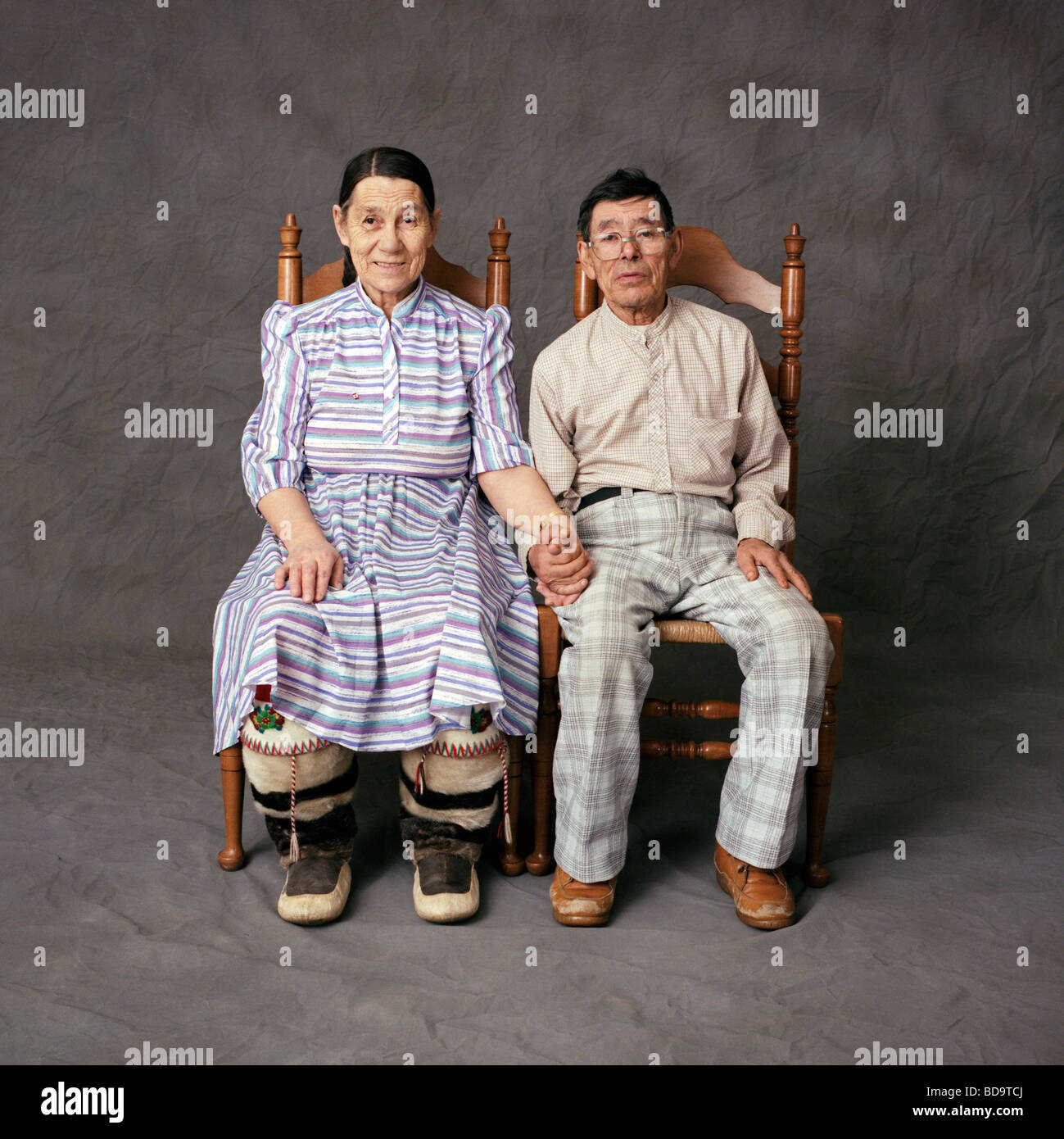 Farbe Studioportrait von Inuit-Ehepaar in einem Fotostudio in Iqaluit Nunavut, Kanada Stockfoto
