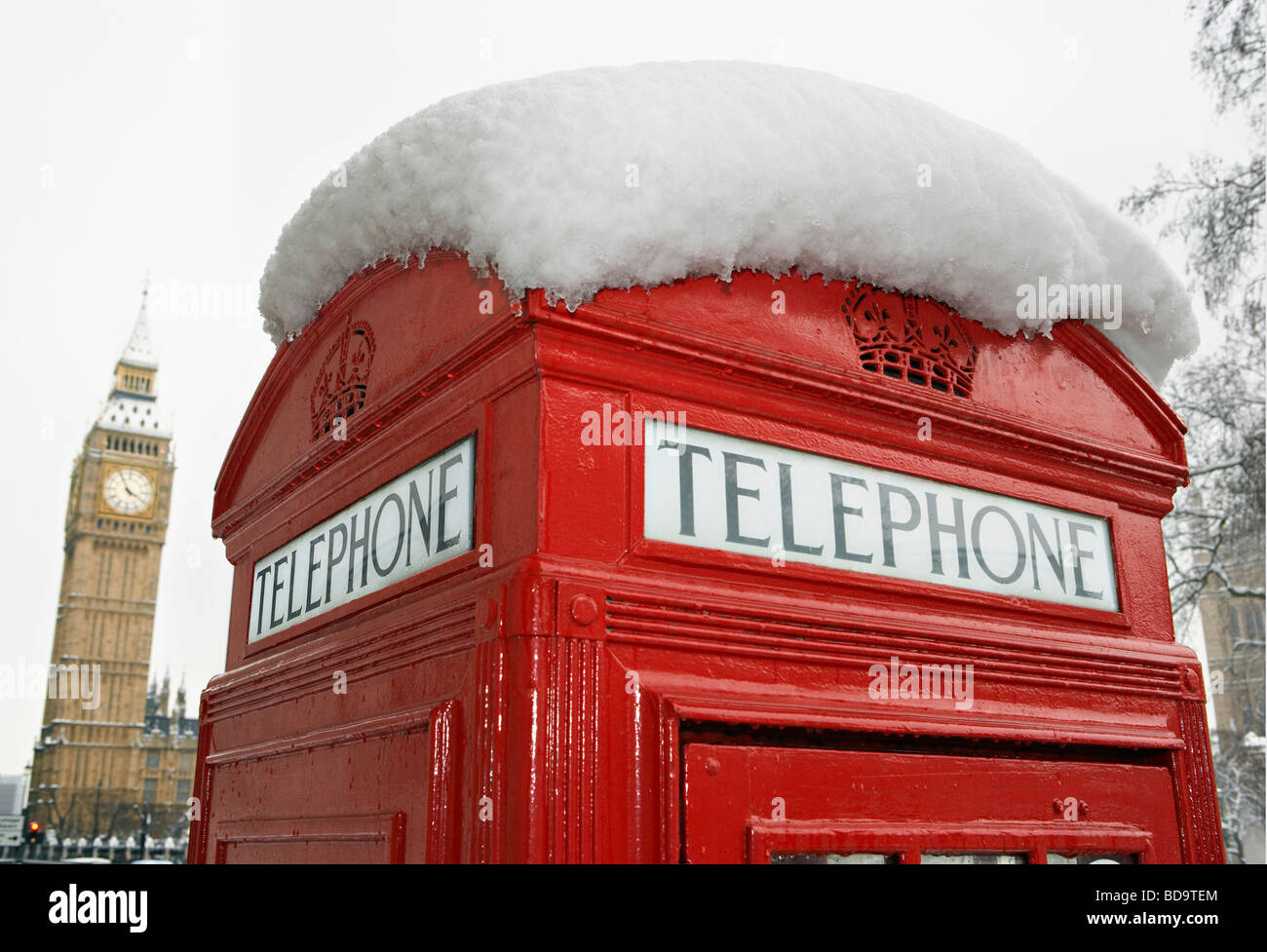 Schnee auf rote Telefonzelle und Big Ben London England Stockfoto