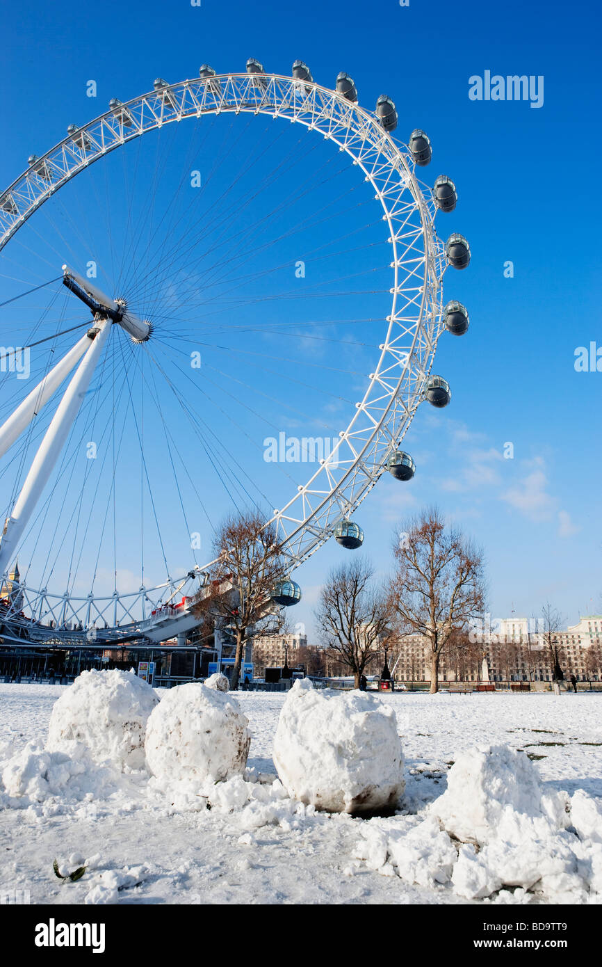 Schnee in Jubilee Gardens London Eye im Hintergrund London England Stockfoto