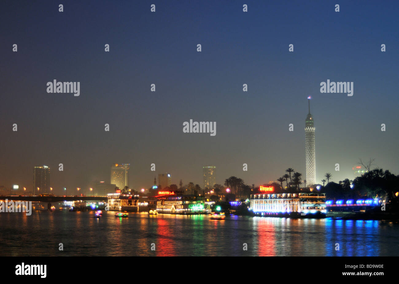 6 Oktober Brücke und Gezira Insel mit El-Borg-Turm von Nacht Nil Waterfront Kairo Ägypten Stockfoto