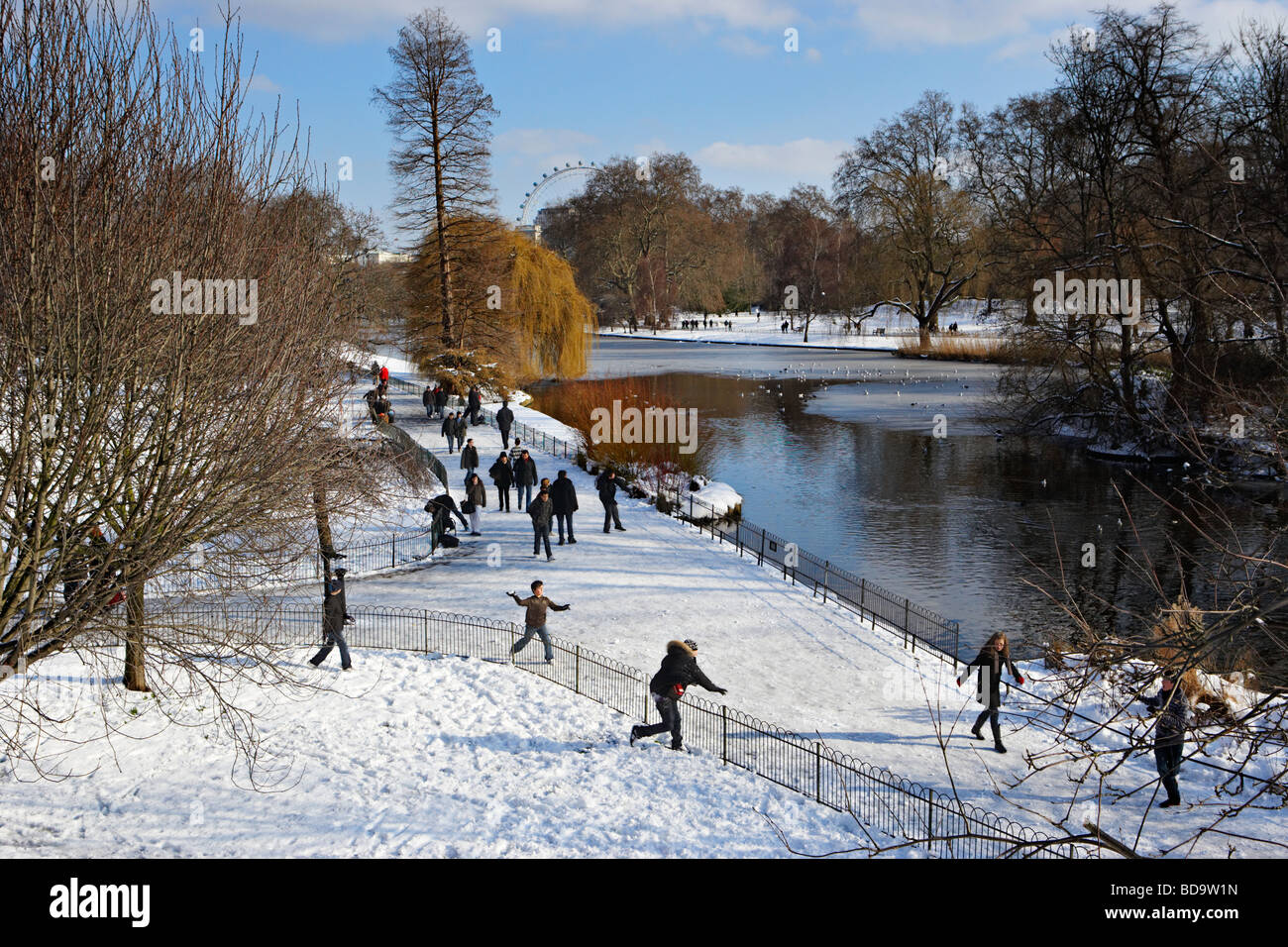 Kinder spielen im Schnee s St James Park in London England Stockfoto