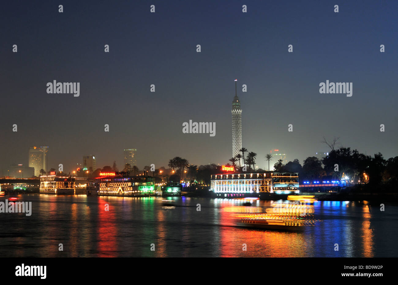 Gezira Insel mit El-Borg-Turm von Nacht Nil Waterfront Kairo Ägypten Stockfoto