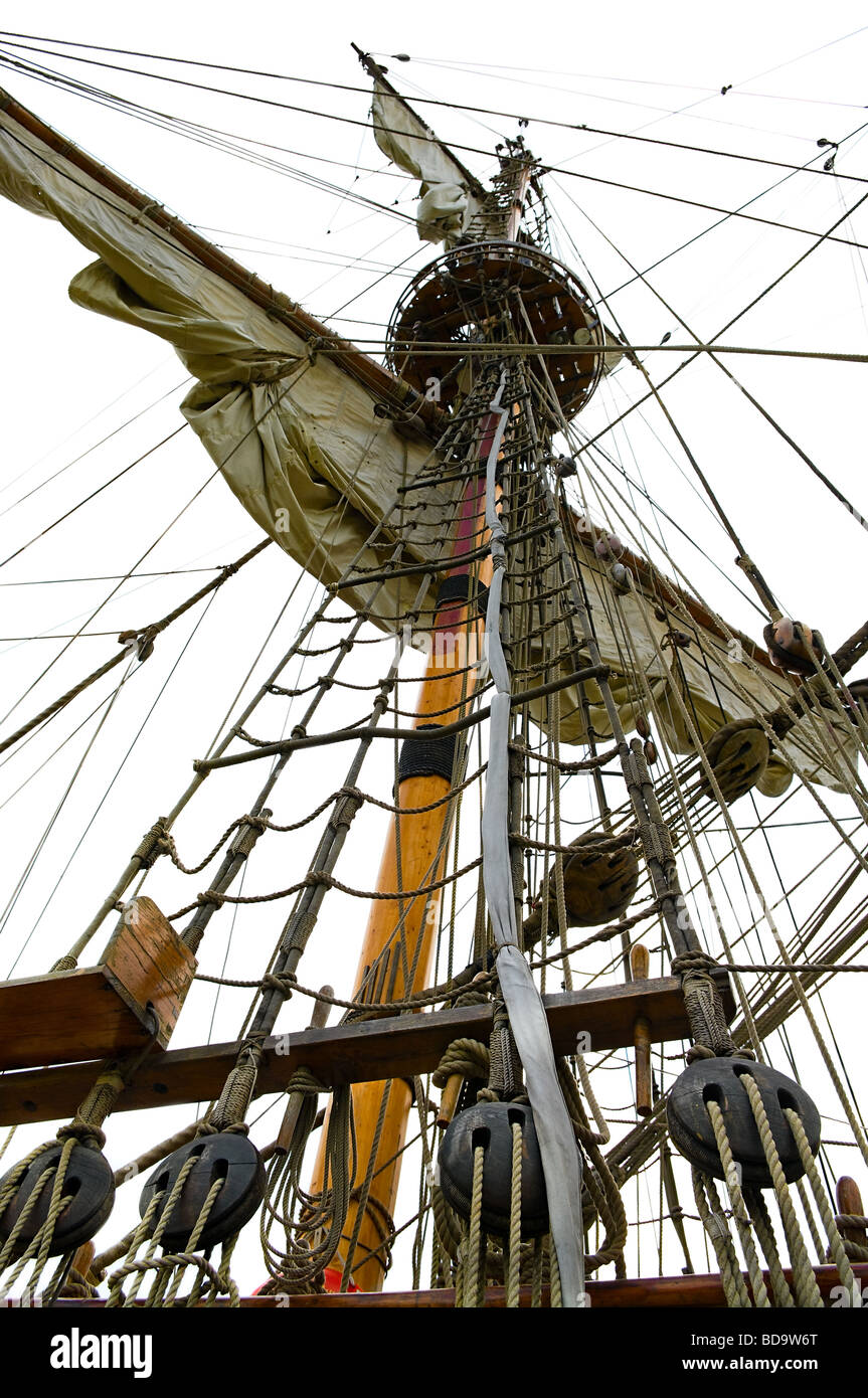 Masten, Werften, Strickleitern durch das Segelschiff Stockfoto