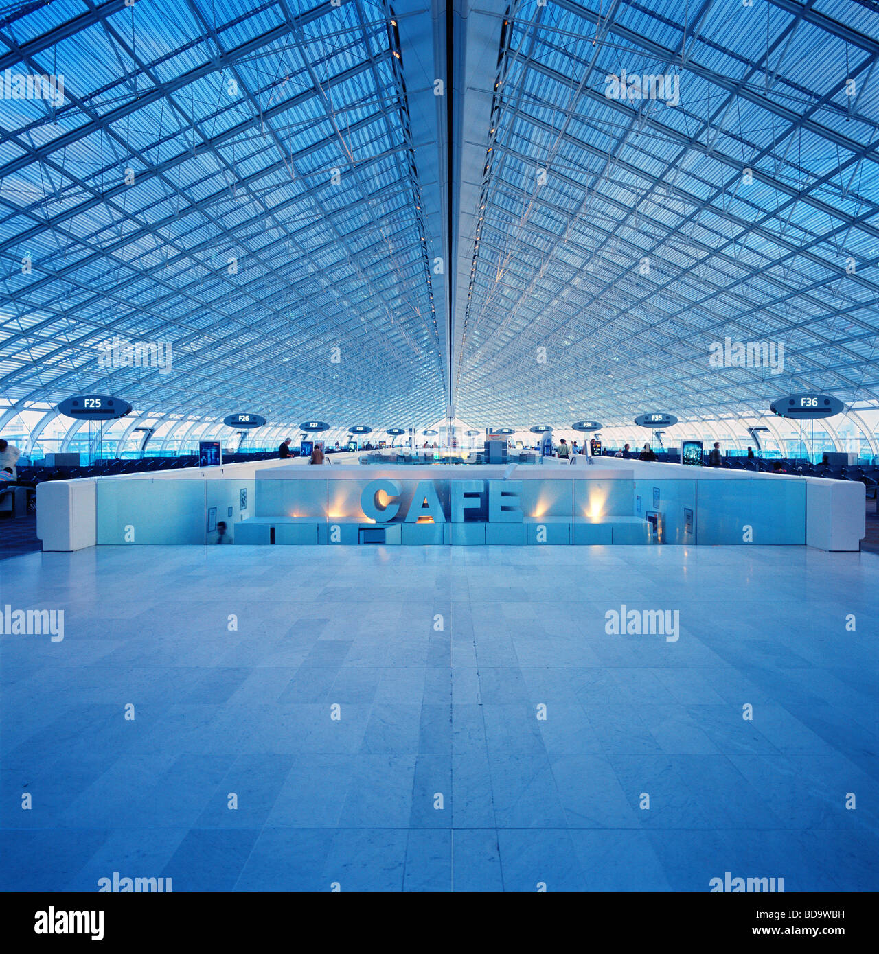 Die F-Tore im Charles de Gaulle Airport in Paris Roissy, Frankreich Stockfoto
