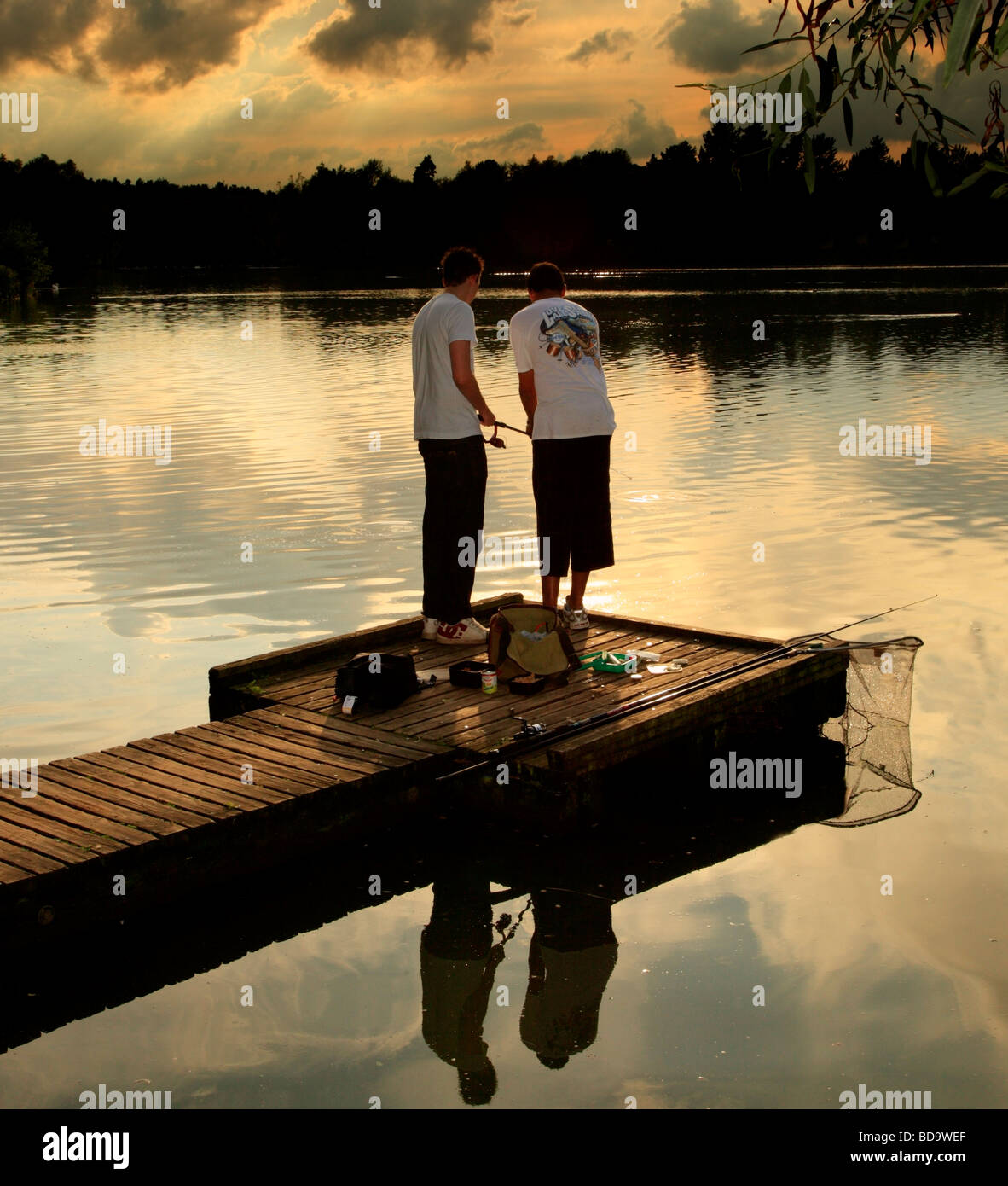 Zwei Jungs Angeln bei Sonnenuntergang. Stockfoto