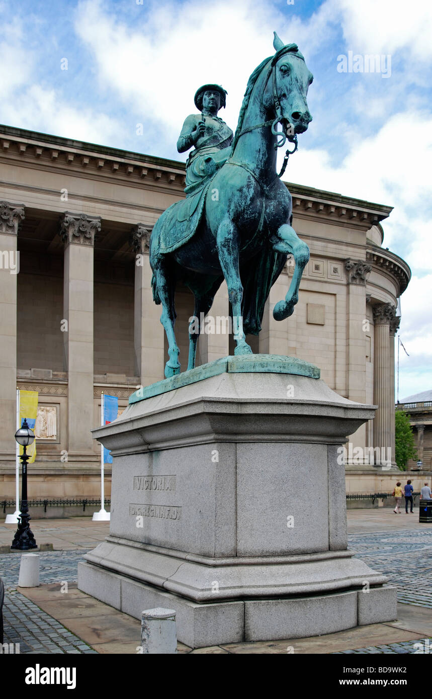 eine Statue von Königin Victoria vor st.georges Halle in Liverpool, Großbritannien Stockfoto