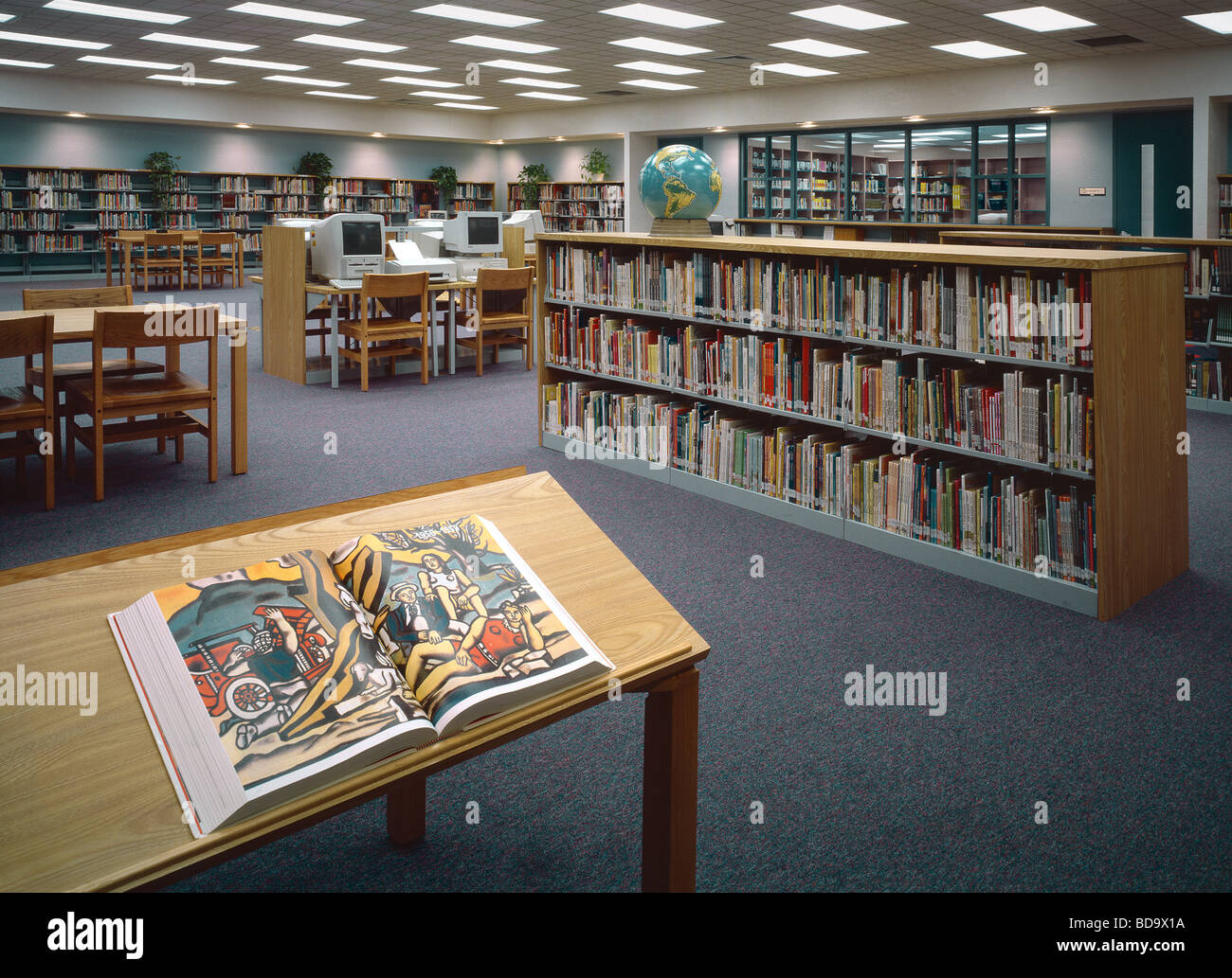Das Innere einer Bibliothek in eine öffentliche Schule Stockfoto