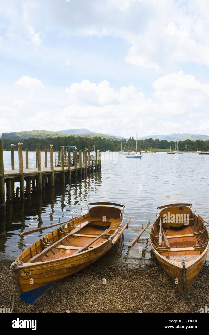 Ruderboote zu mieten am Ufer des Lake Windermere Cumbria England Stockfoto