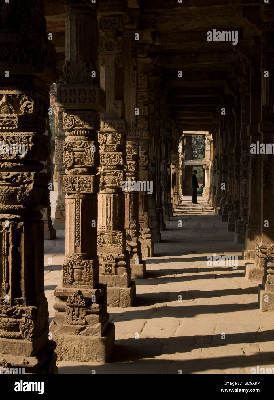 Geschnitzten Säulen in Qutb Minar Komplex, Delhi, Indien Stockfoto