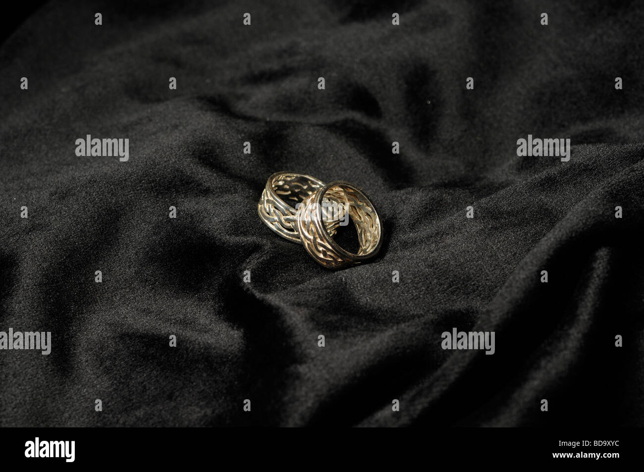 Zwei Ringe auf schwarzem Samt. Stockfoto