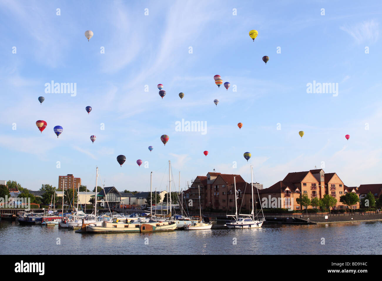 Bristol International Balloon Fiesta Heißluft Ballons schweben über Bristol City Hafen Hafenviertel Marina im August 2009 Stockfoto