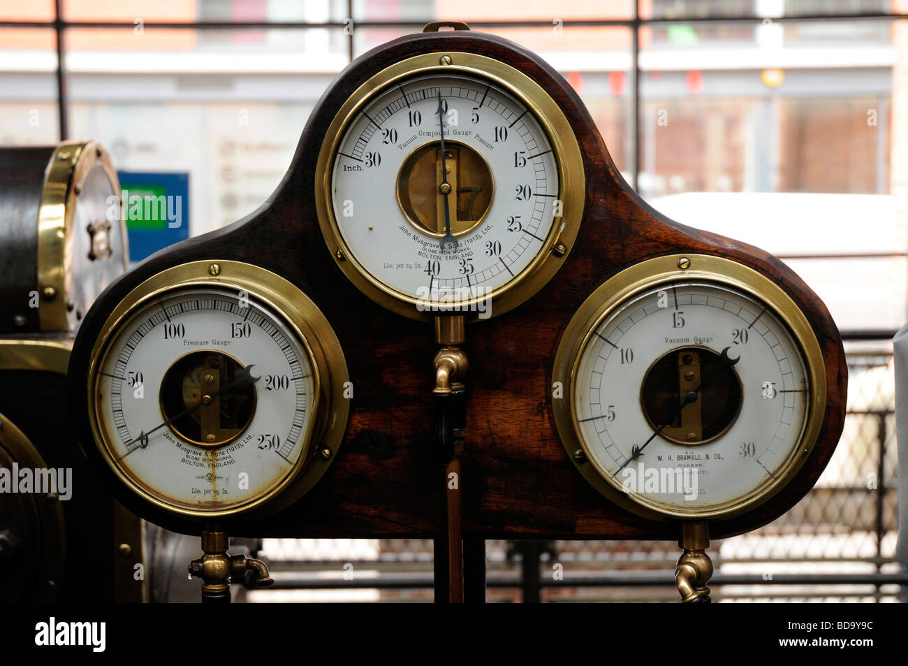 Manometer, zusammengesetzte Manometer und Vakuummeter... Museum of Science and Industry, Manchester, England, UK. Stockfoto