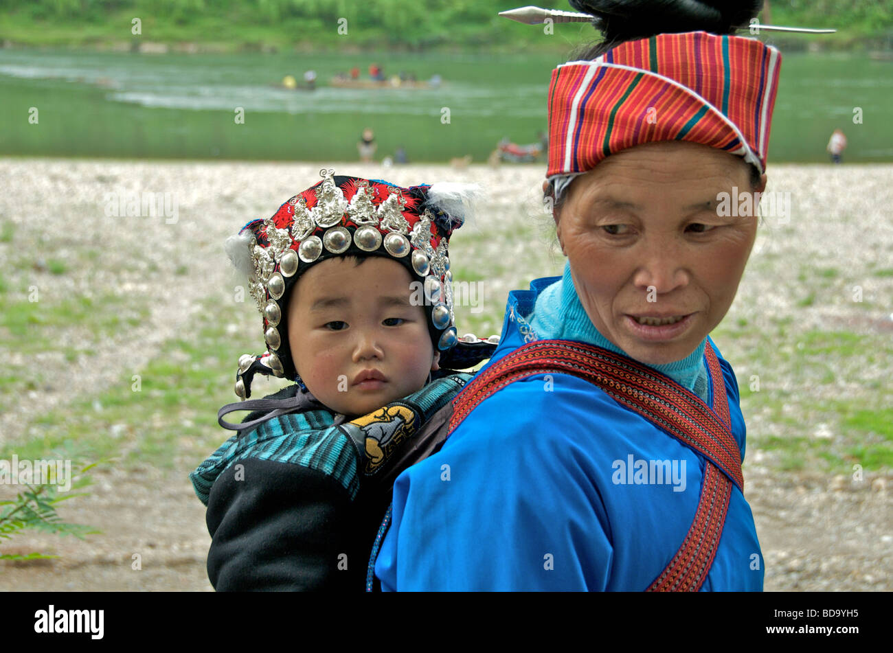 Miao-Mutter mit Baby Drum Festival Shidong Guizhou Provinz China Stockfoto