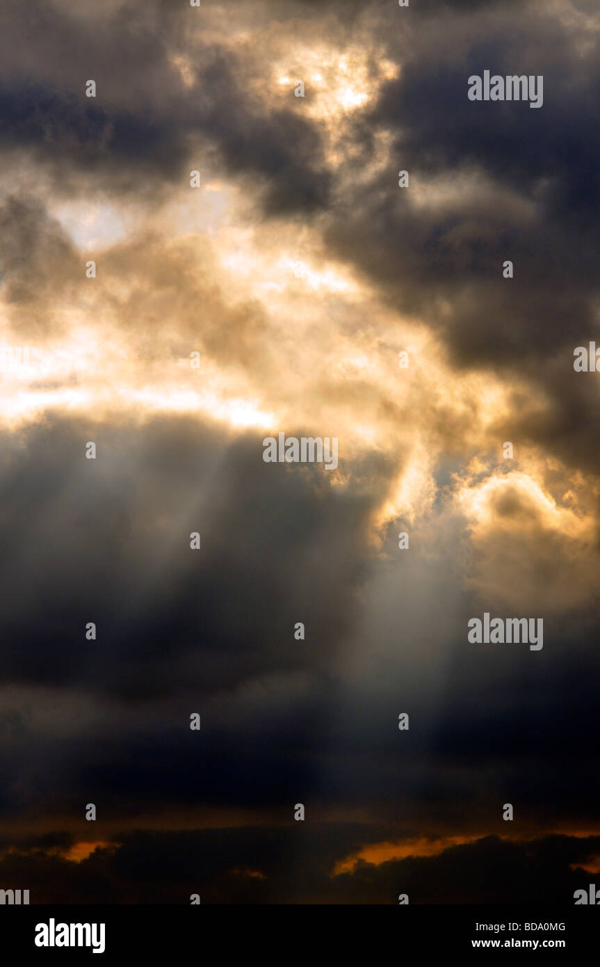 Stürmischer Himmel mit dunklen Wolken durchbrechen Sonnenlicht. Stockfoto