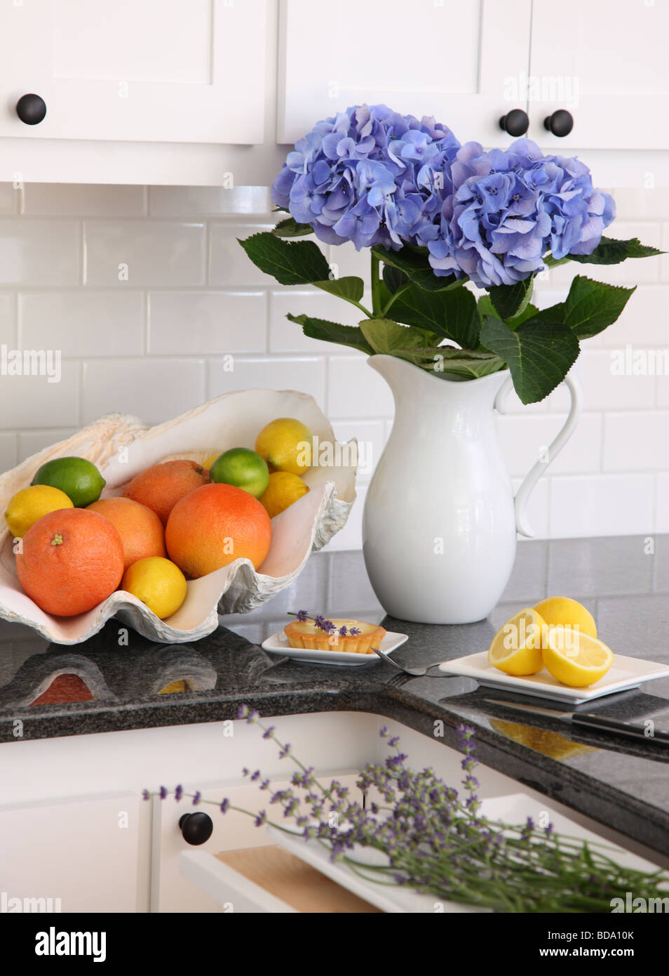 Küche-Stillleben mit Zitrusfrüchten und Blüten Stockfoto