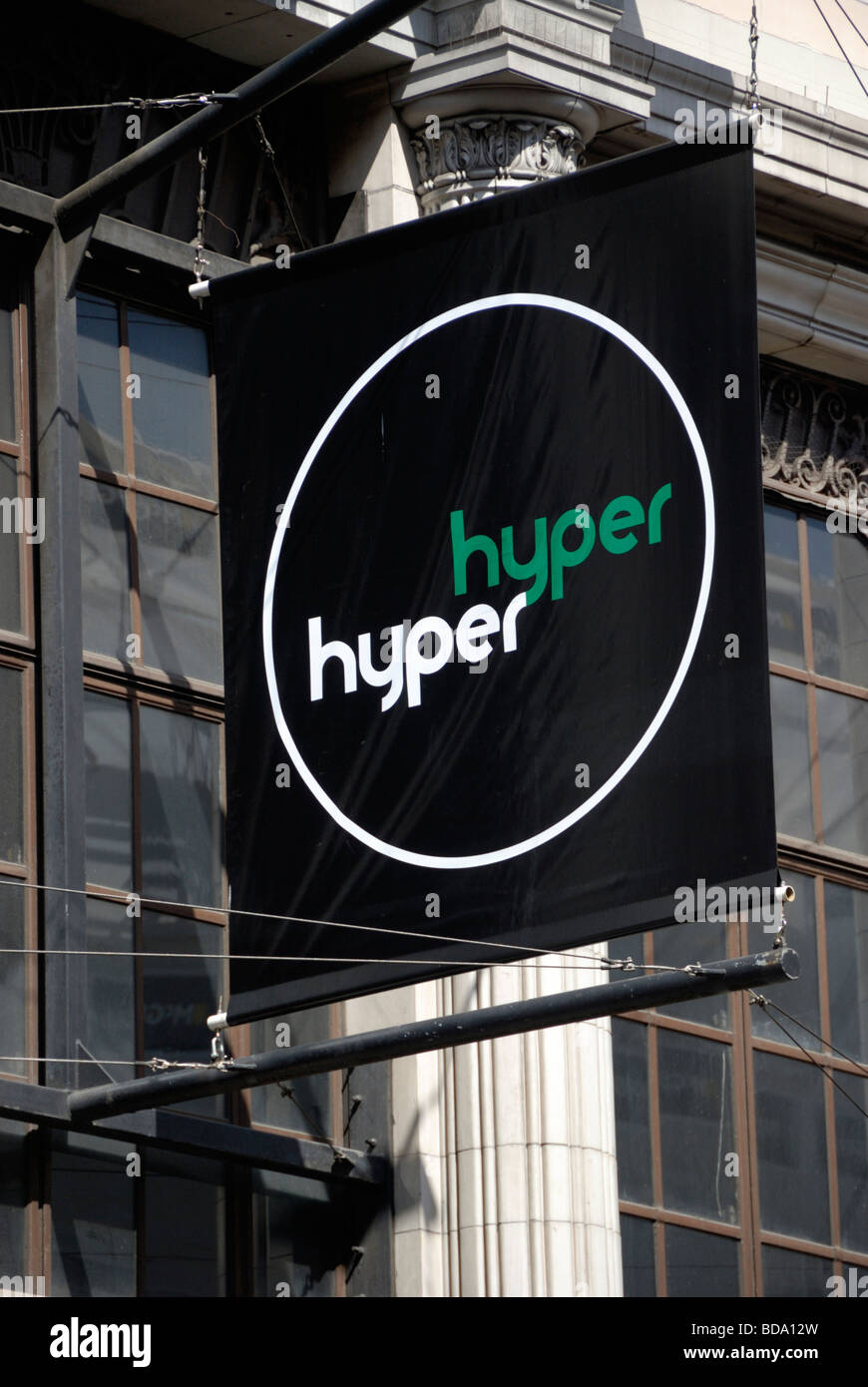 Hyper Hyper Logo auf Banner außerhalb der Londoner Oxford Street zu speichern Stockfoto