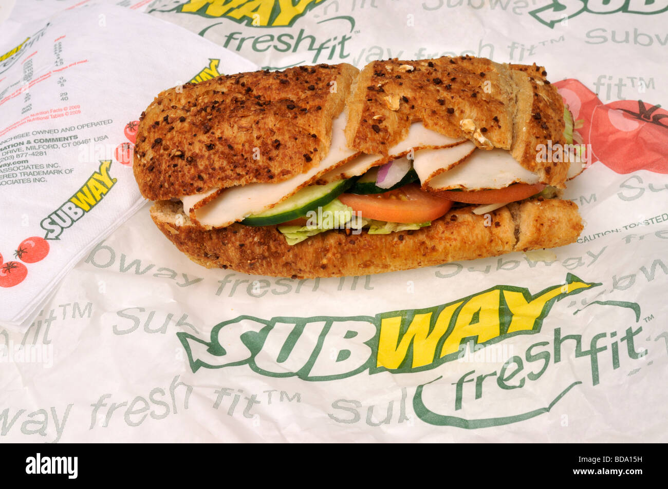 Truthahnsandwich Sub u-Bahn mit Gurke Salat Tomate und Zwiebel auf Verpackung mit Logo USA. Stockfoto