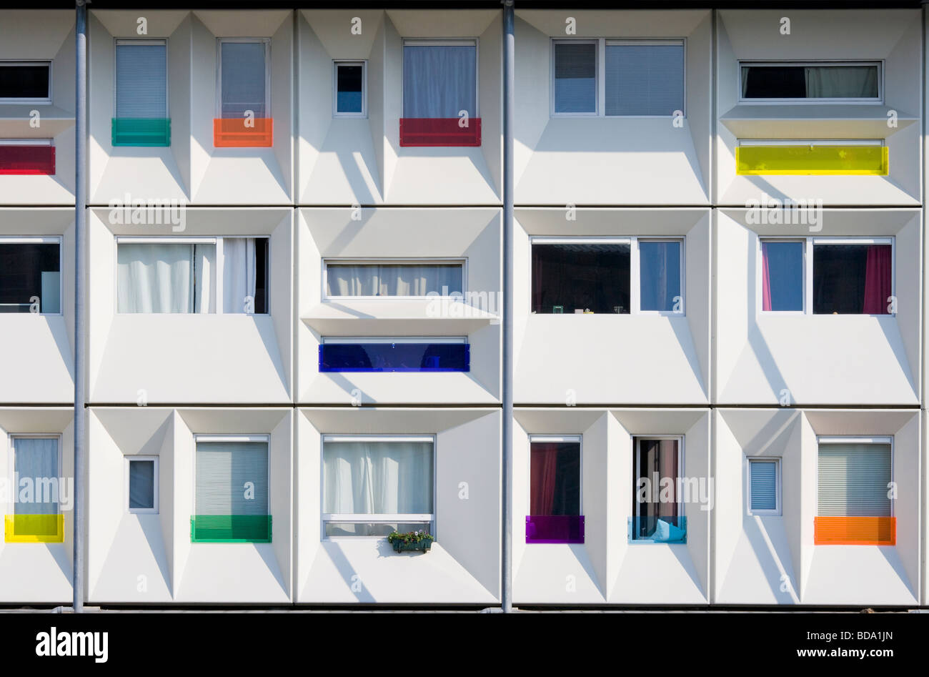 Moderne Fertighaus Student Gehäuse im Amsterdamer Hafen, Hafen, Docklands, mit modularen Fracht Versandbehälter. Stockfoto