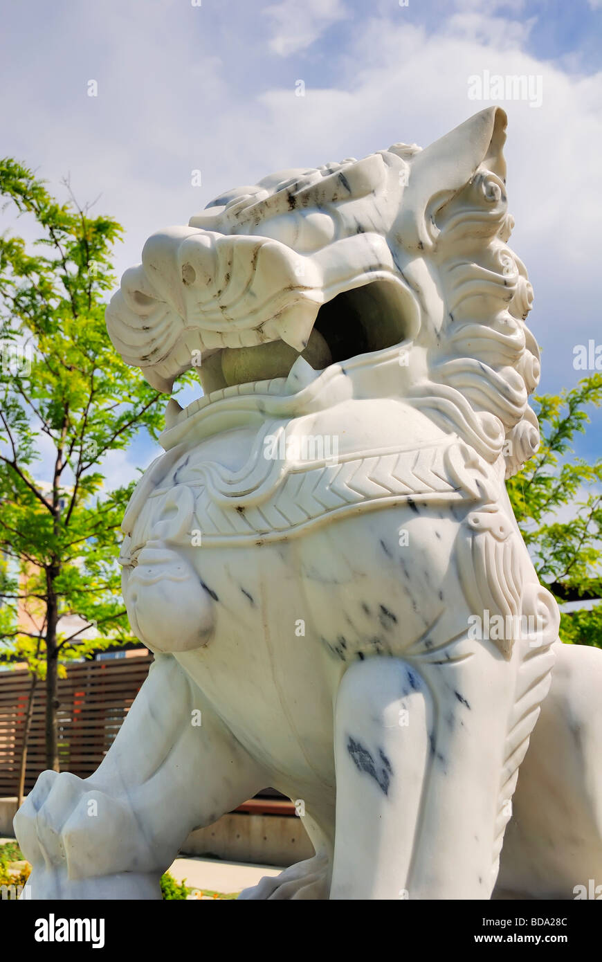 Asiatischen Löwenstatue am Bellevue Rathaus Campus. Stockfoto