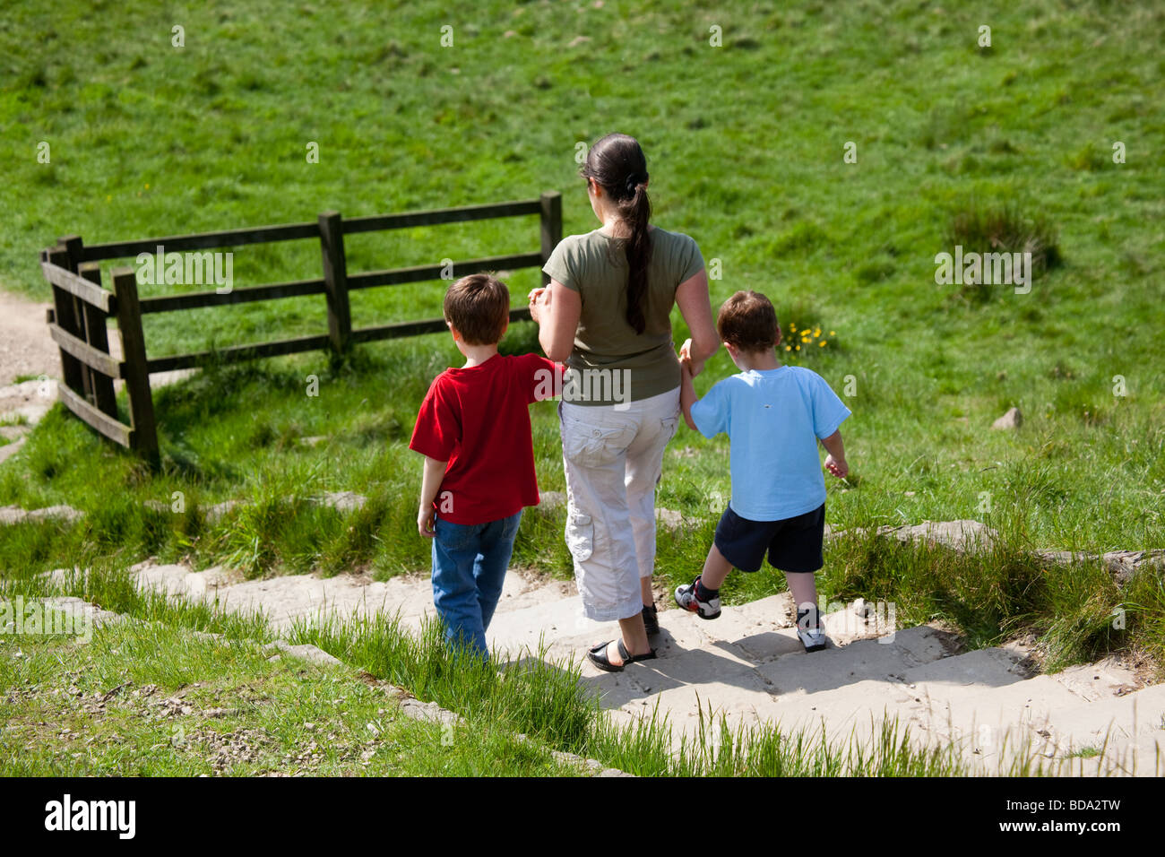 Mutter und Söhne von Rivington Hecht Turm Lancashire UK Stockfoto