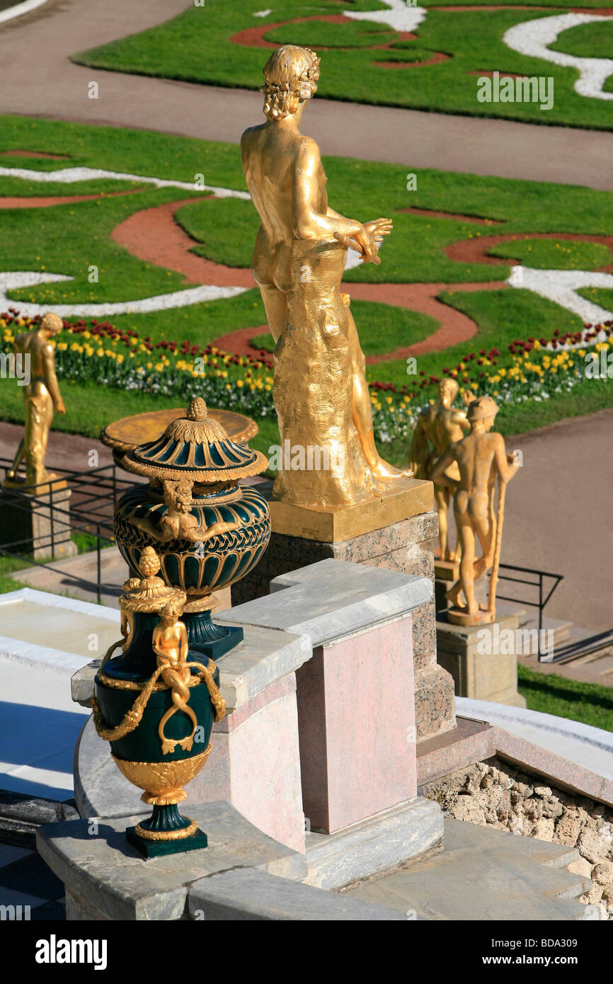 Goldene Statuen an die Große Kaskade des 18. Jahrhunderts Schloss Peterhof in St. Petersburg, Russland Stockfoto