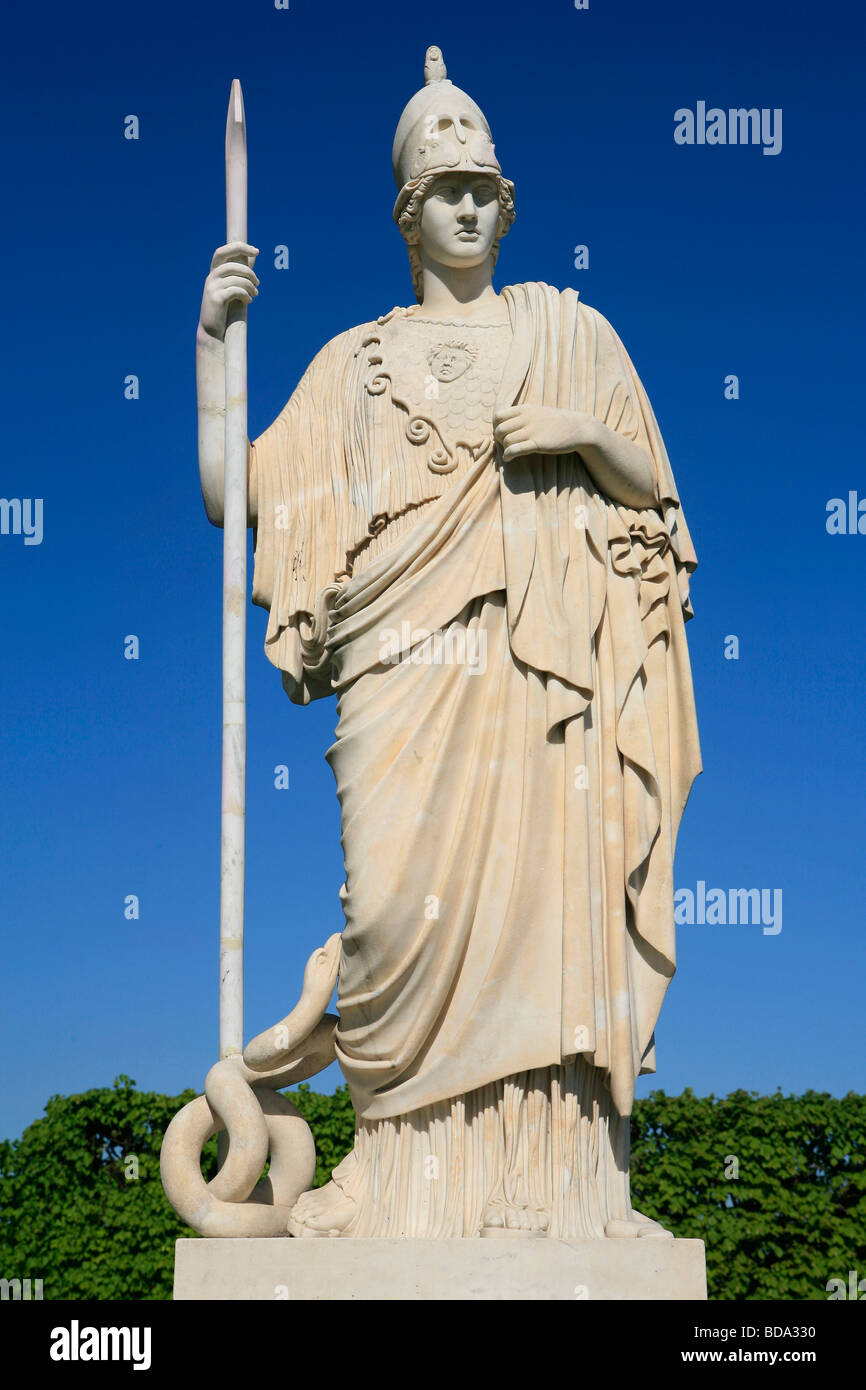 Statue der Pallas Athene in Peterhof in Sankt Petersburg, Russland Stockfoto