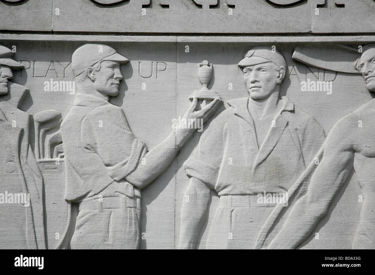 Cricketers hält die Asche Urne auf dem Fries außerhalb des Herrn Cricket Ground, St John's Wood, London, UK Stockfoto