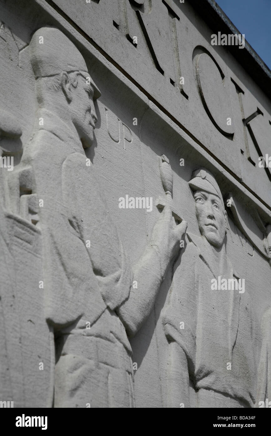 Cricketers hält die Asche Urne auf dem Fries außerhalb des Herrn Cricket Ground, St John's Wood, London, UK Stockfoto