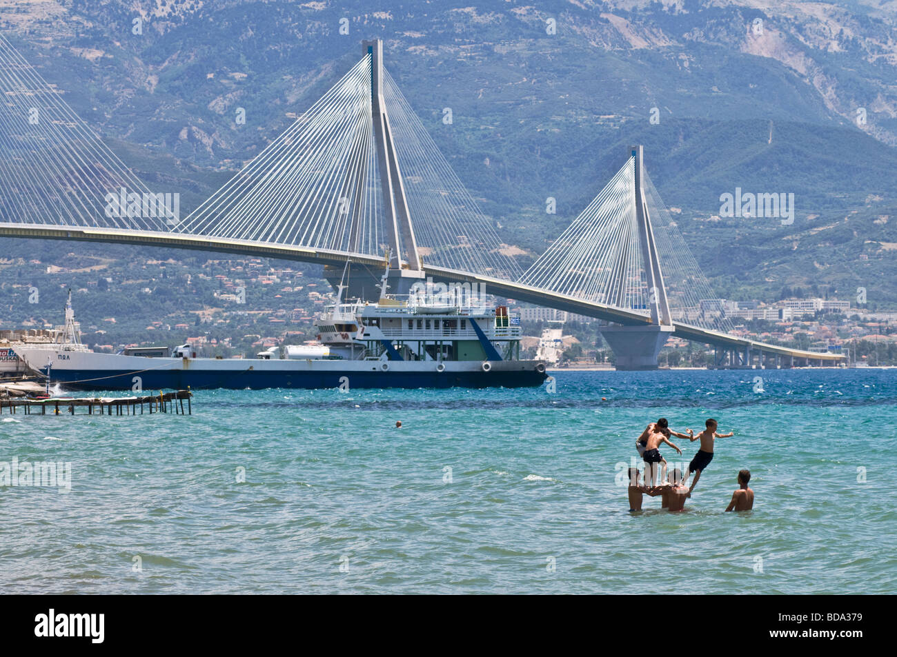 Die Rio-Antirrio-Brücke in der Nähe von Patras verbindet die Peloponnes mit dem griechischen Festland über den Golf von Korinth Stockfoto