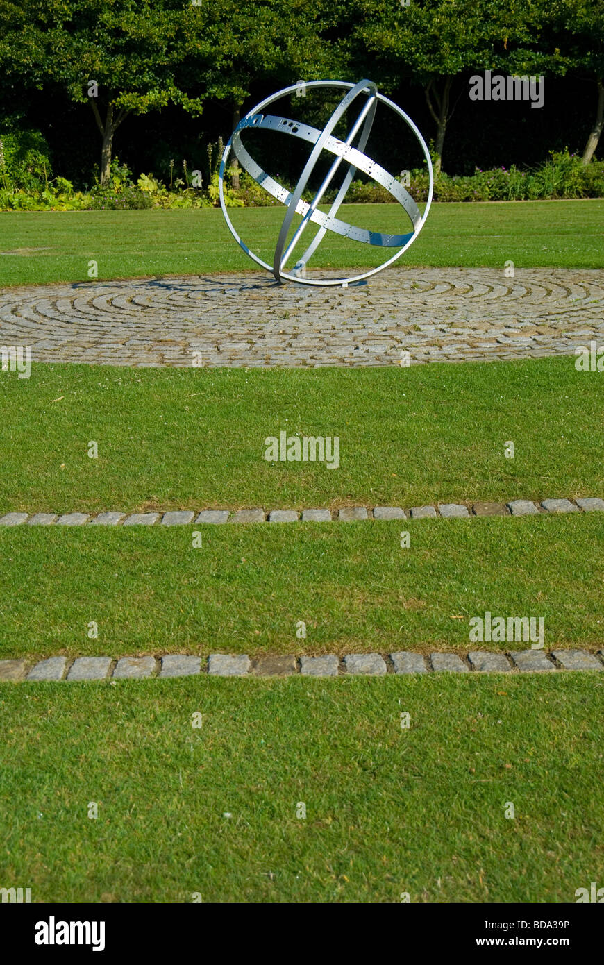 Ein Blick auf Skulptur im öffentlichen Raum in Campbell Park Milton Keynes dieses Wesen eine Sonnenuhr-Skulptur Stockfoto